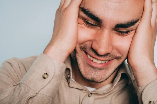 Gelukkig blij vrolijke man lachen houden hoofd handen — Stockfoto
