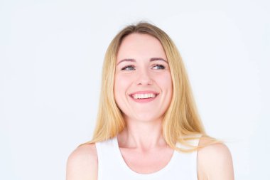 duygu mutlu gülümseyen neşeli memnun kadın yüz