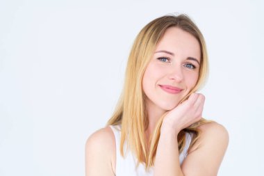 duygu mutlu gülümseyen sakin içerik kadın yüz