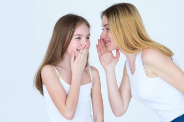 Anne ve kızı dedikodu. Aile iletişim bff ve dostluk. Anne ve çocuk bond ve güvenen ilişki