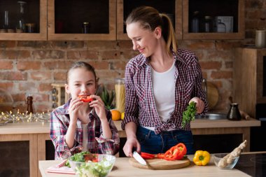 mutlu aile aşçı anne yemek ev mutfak hazırlanıyor
