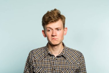 düşünme dalgın Düşünceli görünüm düşünürken adam