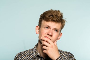 şaşkın şaşkın adam çizik düşünme çene