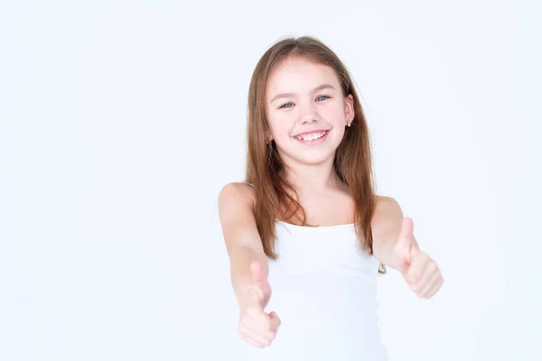 快乐的微笑的孩子竖起大拇指女孩的情感 — 图库照片