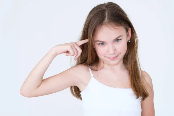 Emotie afkeurende kind kronkelende vinger tempel — Stockfoto