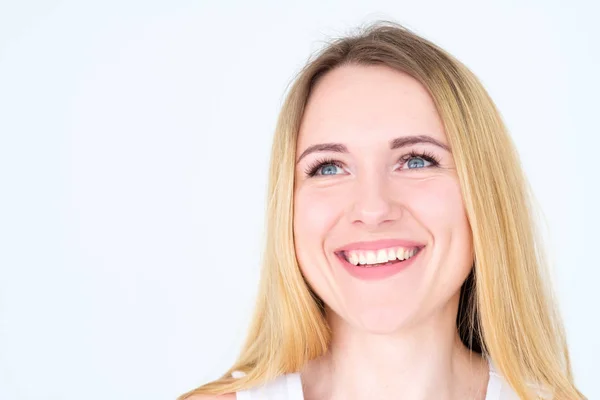 Emoción cara sonrisa feliz alegre mujer encantada —  Fotos de Stock