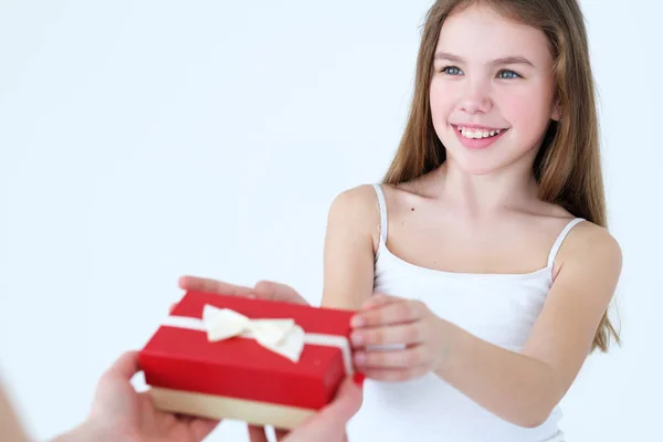 Famiglia amore cura madre regalo regalo scatola bambino — Foto Stock