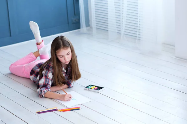 Criança desenho hobby infância menina piso imagem — Fotografia de Stock