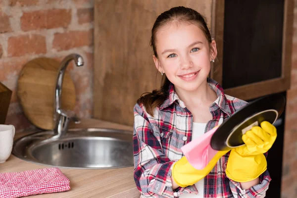 Keuken opruimen wassen gerechten meisje afvegen plaat — Stockfoto