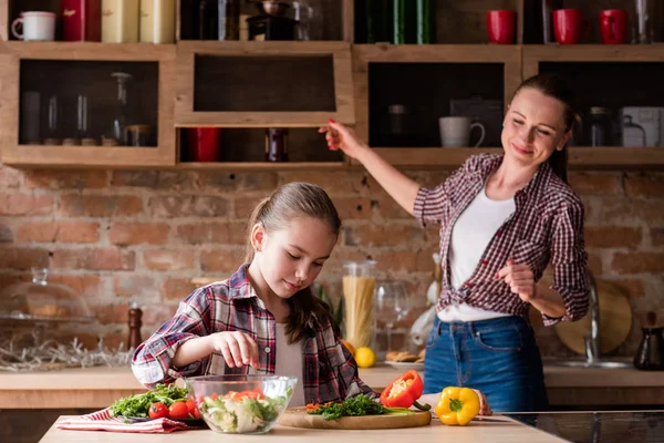 Hälsosam familj äta livsstil förbereda sallad — Stockfoto