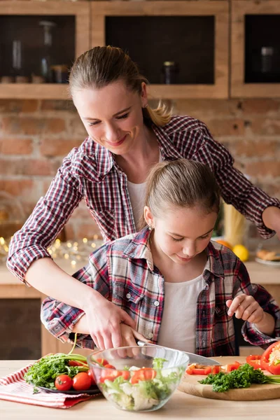Навички дитячої кухні мама допомагає кулінарній освіті — стокове фото