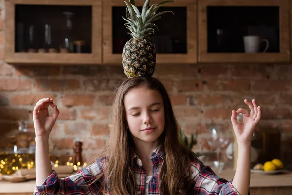 Balanserad kost hälsosam fitness frukten ananas — Stockfoto