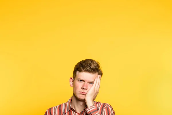 Aburrido cansado indiferente hombre poco entusiasta —  Fotos de Stock