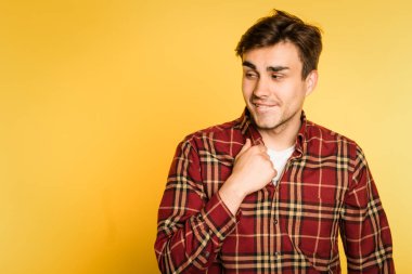 kendine güvenen seksi erkek şehvetli gülümseme leer duygu