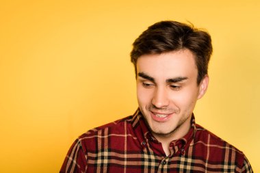 gülümseyen gizemli adam yan duygu arıyor