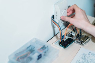 Akıllı ev sistemi modern aletleri yükleme