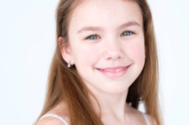 duygu yüz. mutlu mutlu gülen çocuk. Beyaz arka plan üzerinde küçük kız portre. ruh duygular kişilik ve yüz ifadesi kavramı