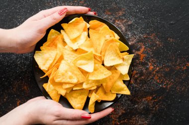 önemsiz hızlı yemek yeme kadın el kase cips