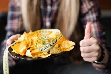 başparmak sağlıklı gıda diyet ev yapımı cips pişmiş