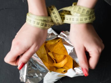 Lokanta aperatifler kötü beslenme alışkanlığı kadın cipsi yemek