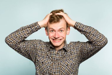 mutlu gülümseme heyecan kendinden geçmiş adam duygu heyecan