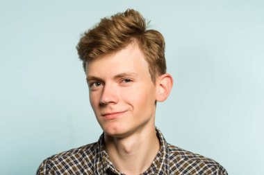 kendini beğenmiş yakışıklı adam gizemli bir gülümseme şirin geek