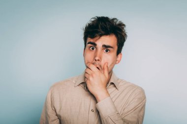 dehşete şok dehşete adam kapak ağız duygu