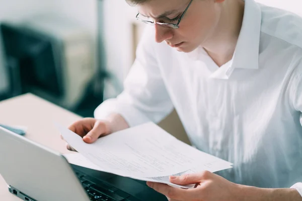 Bureau d'affaires focus scientifique étudiant la paperasserie — Photo