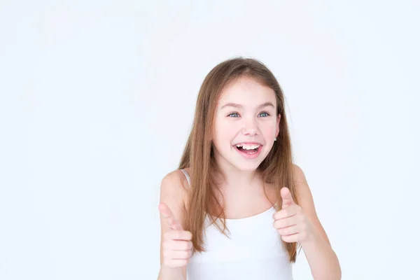 Emotie verbaasd verbaasd kind duimschroef opwaarts meisje — Stockfoto