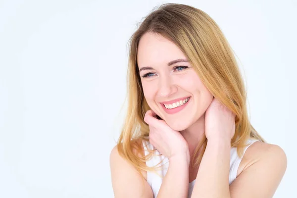 Emoción cara feliz sonriente alegre alegre mujer —  Fotos de Stock