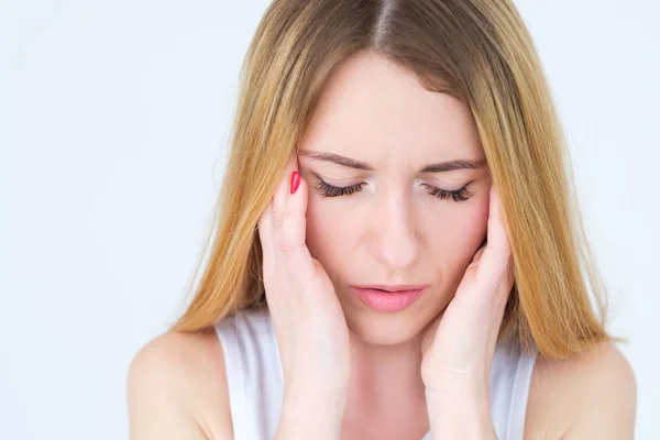 Emoção rosto dor de cabeça fadiga cansado mulher templos — Fotografia de Stock