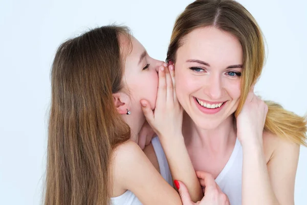 Familjen bond hemliga familjebanden viskning öra — Stockfoto