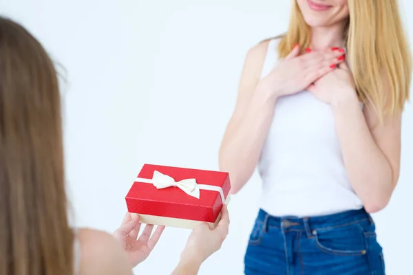 Amorevole famiglia regalo regalo box mamma profondamente commosso — Foto Stock
