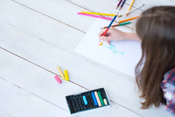 Bambino creatività arte svago ragazza disegno fiore — Foto Stock