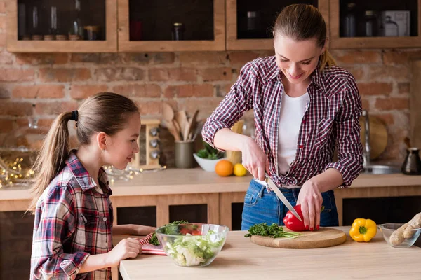 Saine alimentation familiale mode de vie préparation de salade — Photo