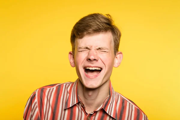 Lol lmfao uomo ridere gioia felice umorismo allegro sorriso — Foto Stock