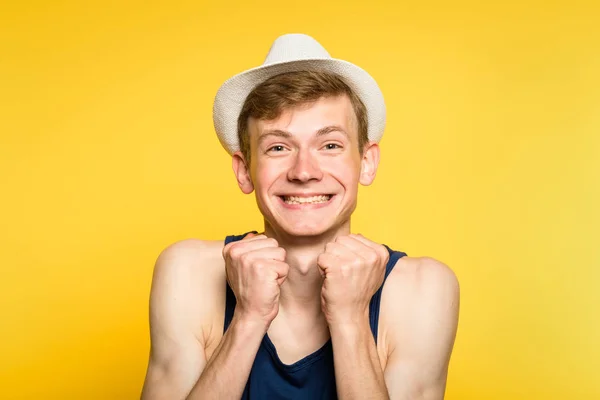 Alegre feliz emocionado lindo sonriente joven fedora —  Fotos de Stock