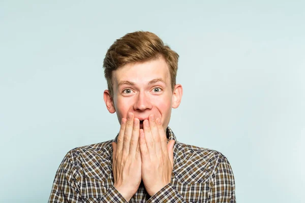 Alegre emocionado feliz hombre cubriendo la boca emoción —  Fotos de Stock