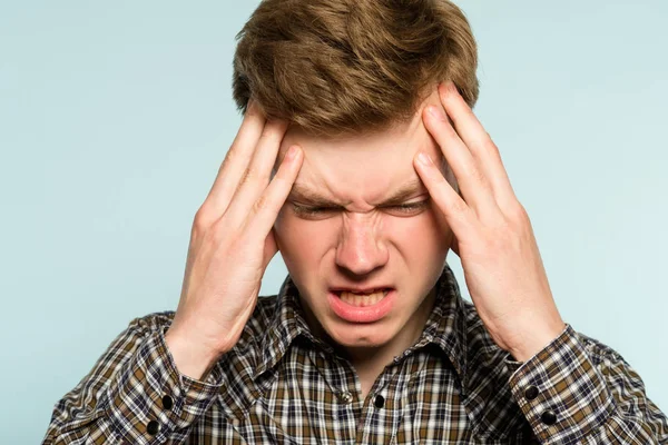 Cefalea migraña hombre dolor embrague cabeza malestar —  Fotos de Stock