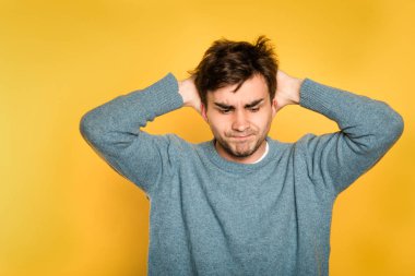 şikayetçi sinirli hoşnutsuz adam rahatsız