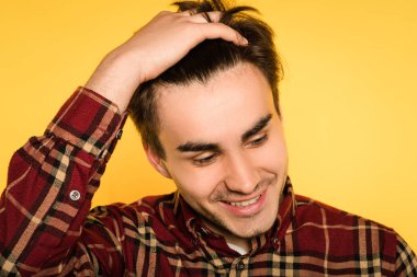 mutlu gülümseyen adam duygu neye yana rahat