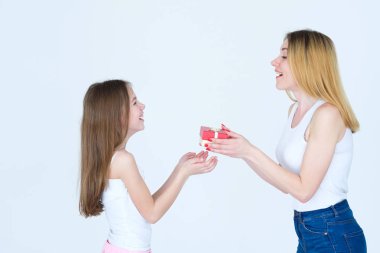 Doğum günü hediye kırmızı kutusu tebrik mevcut aile