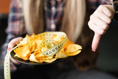 Gıda başparmak aşağı cips sağlıklı yaşam tarzı yemek yiyecek