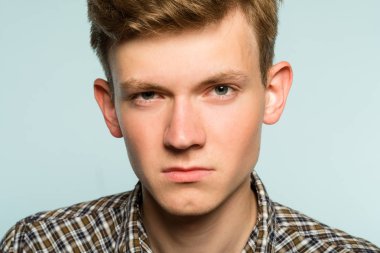 boş ifade ciddi kendine güvenen adam poker face