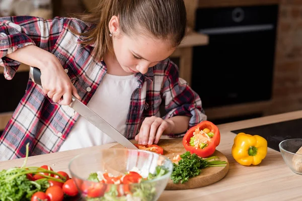 Little Cook Tonårs Flicka Skära Grönsaker Och Förbereda Middag Från — Stockfoto