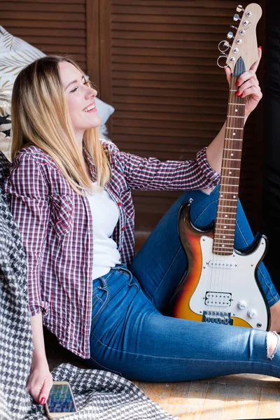 Διασκεδαστικό μουσικό αναψυχής τέχνης χόμπι ταλέντο γυναίκα κιθάρα — Φωτογραφία Αρχείου