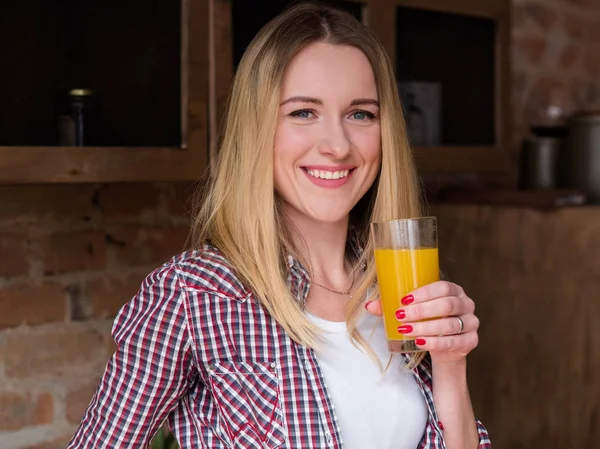 Bem-estar dieta beber suco de laranja orgânica mulher — Fotografia de Stock