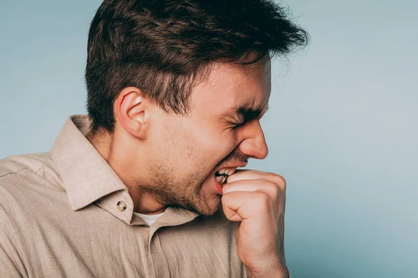 Devastado hombre afectado desesperación fracaso pérdida —  Fotos de Stock