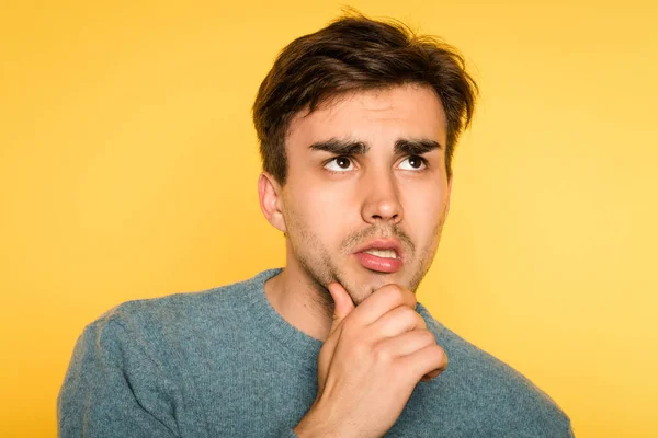 Puzzled confused man scratch beard thinking — Stock Photo, Image