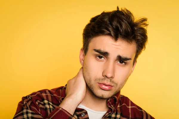 Triste hombre preocupado turbulento mirada arrepentimiento emoción — Foto de Stock